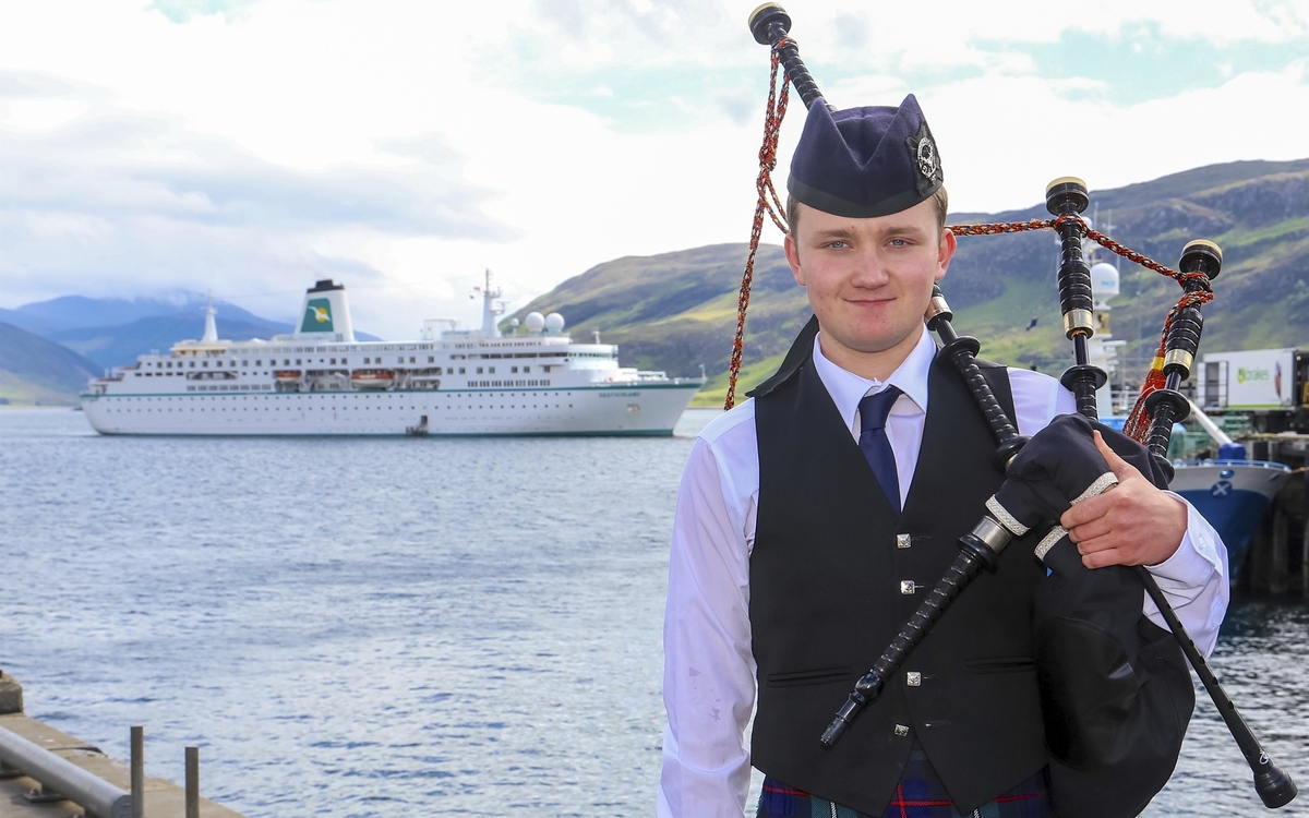 MS Deutschland in Ullapool