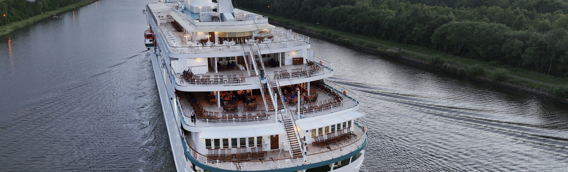 MS Deutschland im Nord-Ostsee-Kanal