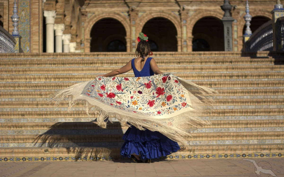 Frau am Plaza de España in sevilla, Spanien