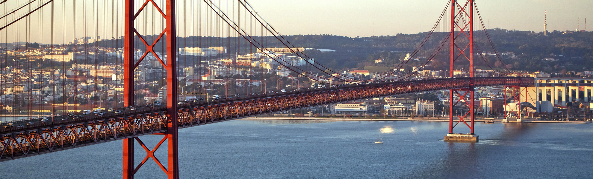 Die Brücke des 25. April und die Altstadt Lissabons, Portugal