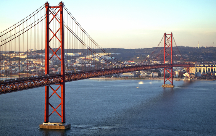Die Brücke des 25. April und die Altstadt Lissabons, Portugal