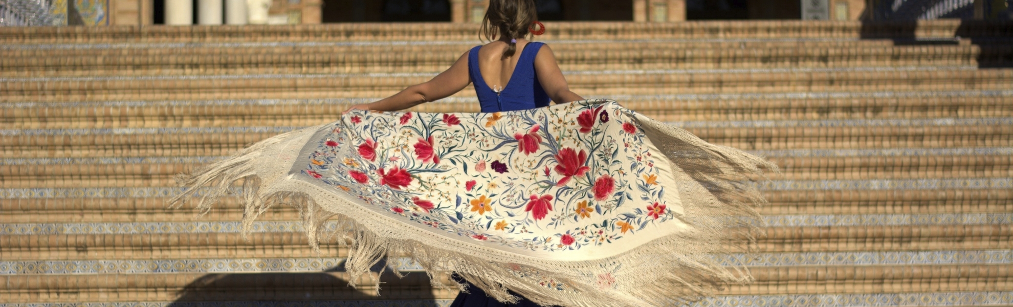 Frau am Plaza de España in sevilla, Spanien