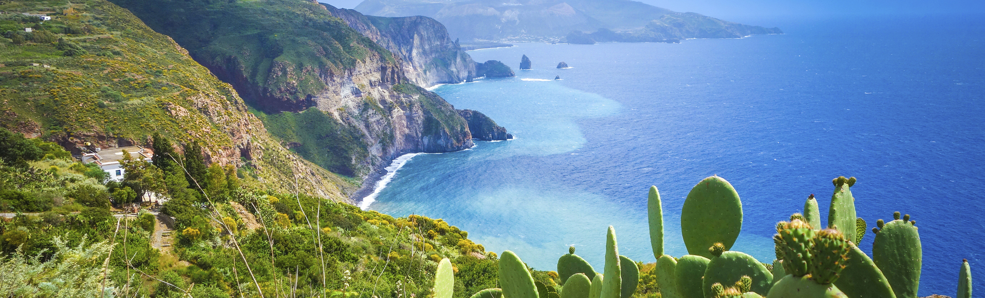 Küste der Insel Lipari, Italien