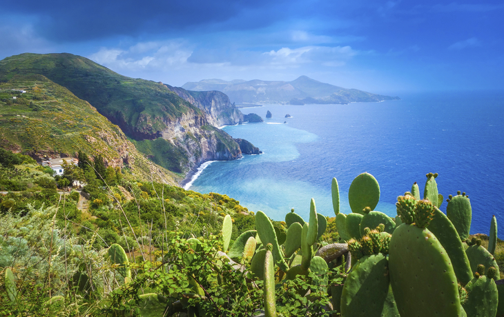 Küste der Insel Lipari, Italien