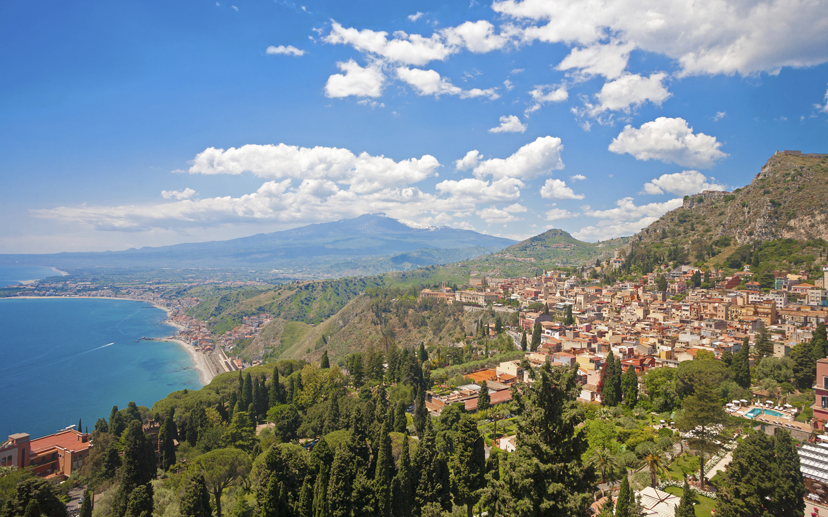 Luftansicht von Giardini Naxos, Italien