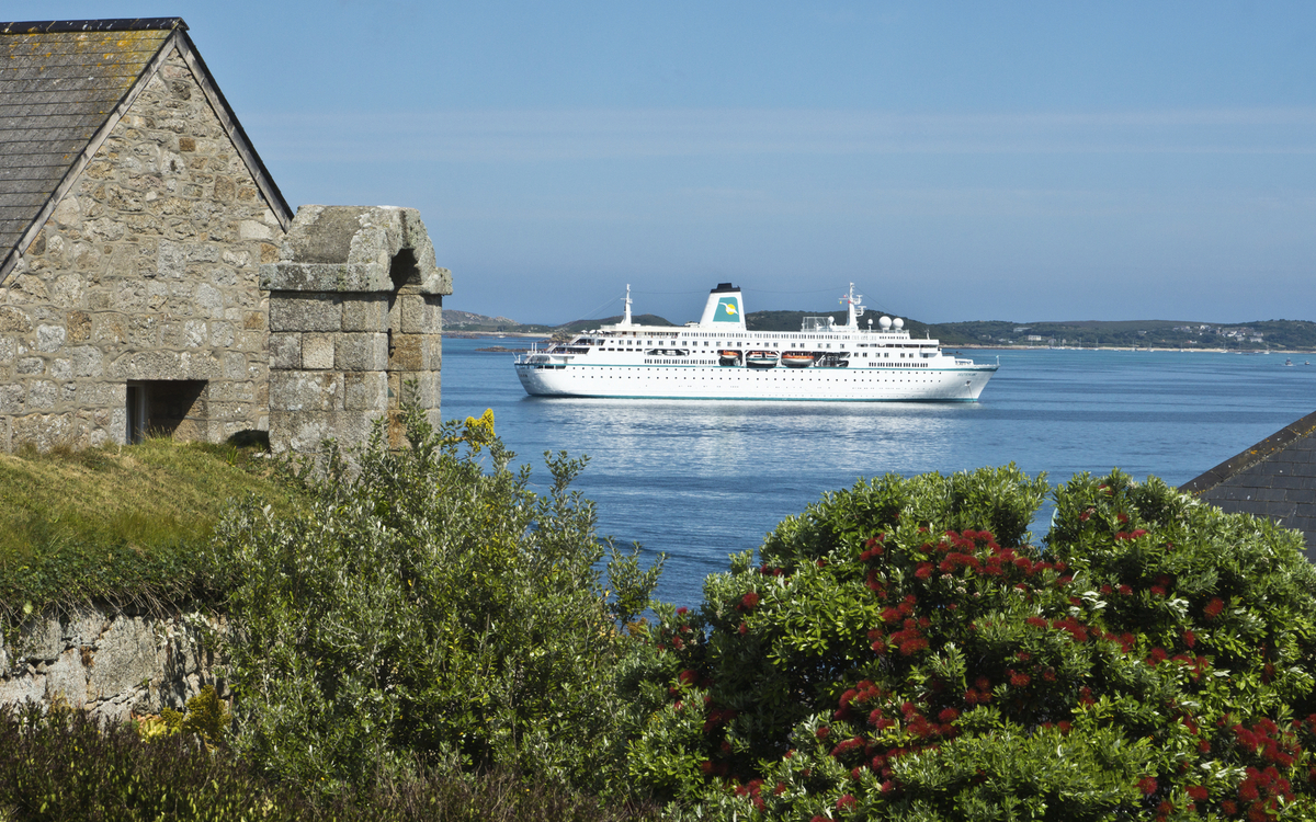MS Deutschland vor den Scilly Inseln