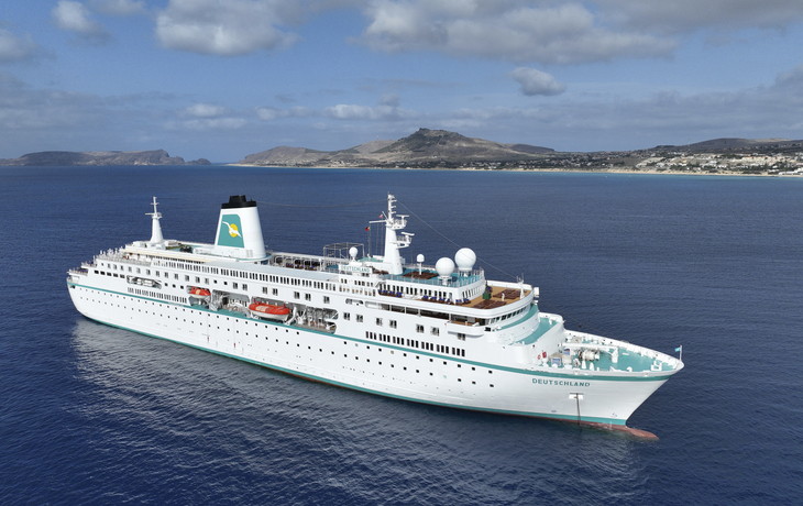 MS Deutschland vor Porto Santo