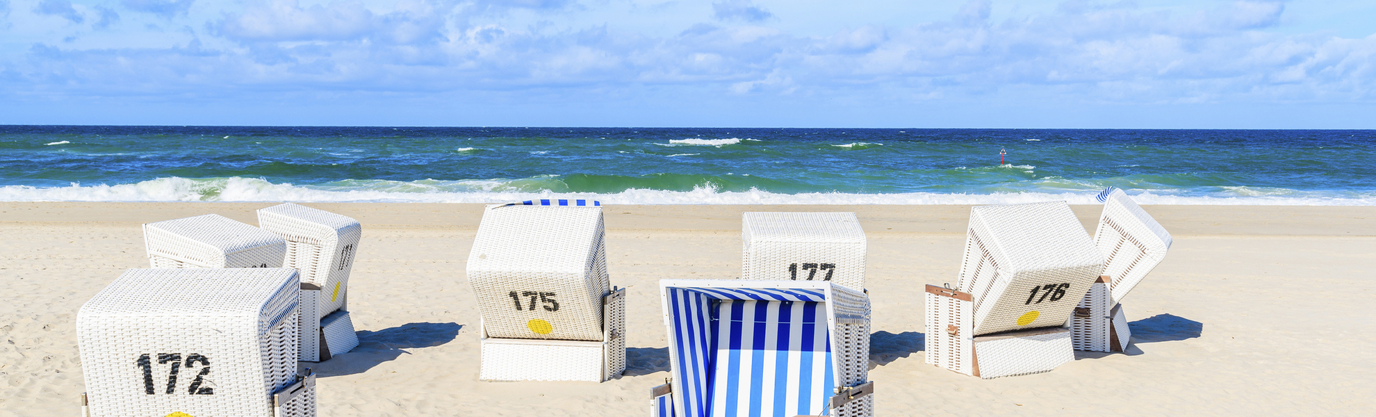 Blau-weiße Strandkörbe auf Sylt, Deutschland