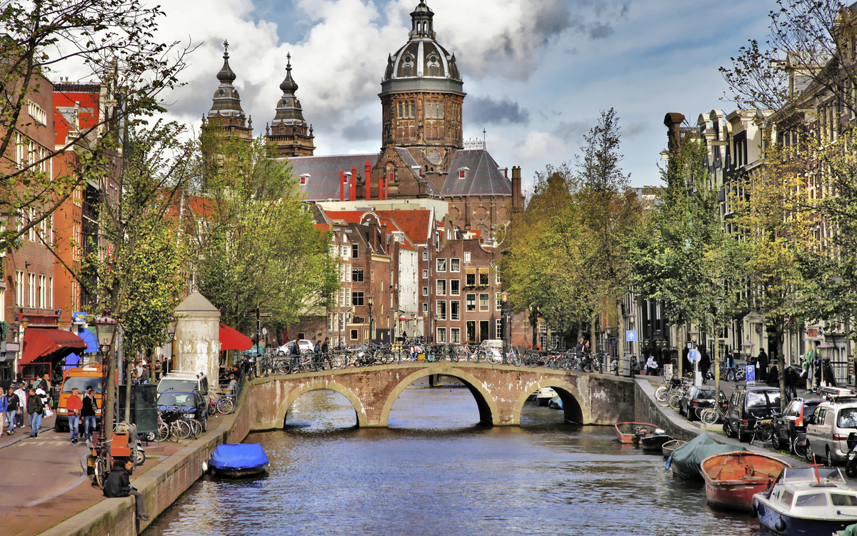 Gracht mit Kirche in Amsterdam, Niederlande