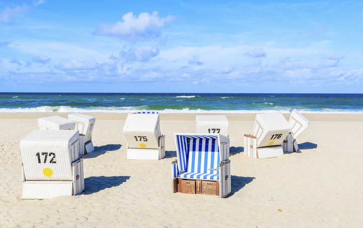 Blau-weiße Strandkörbe auf Sylt, Deutschland