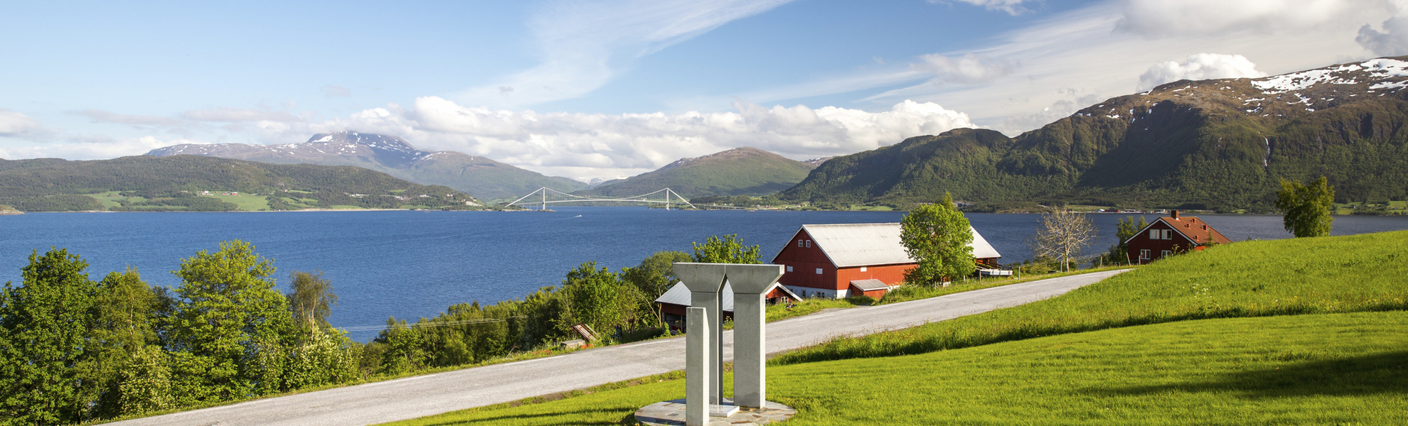 Blick über den Kvernesfjord auf die Gjemnessund-Brücke, Norwegen