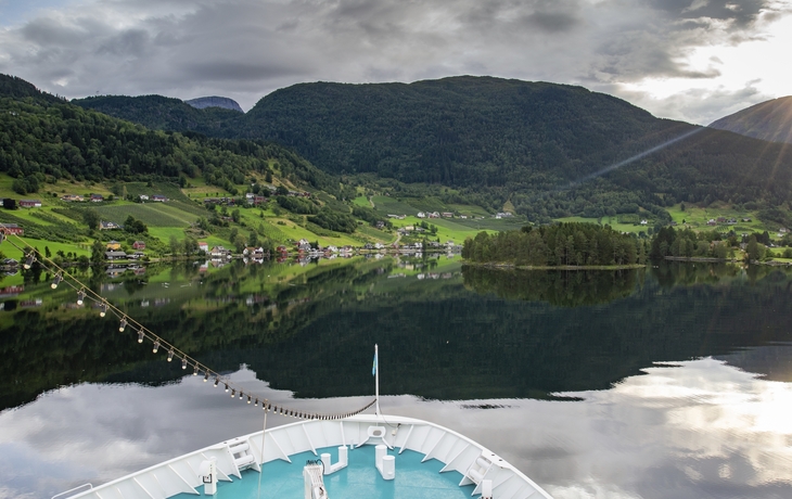 MS Deutschland in Ulvik