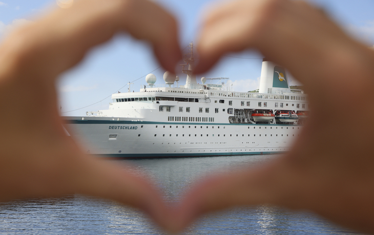 MS Deutschland in Horta