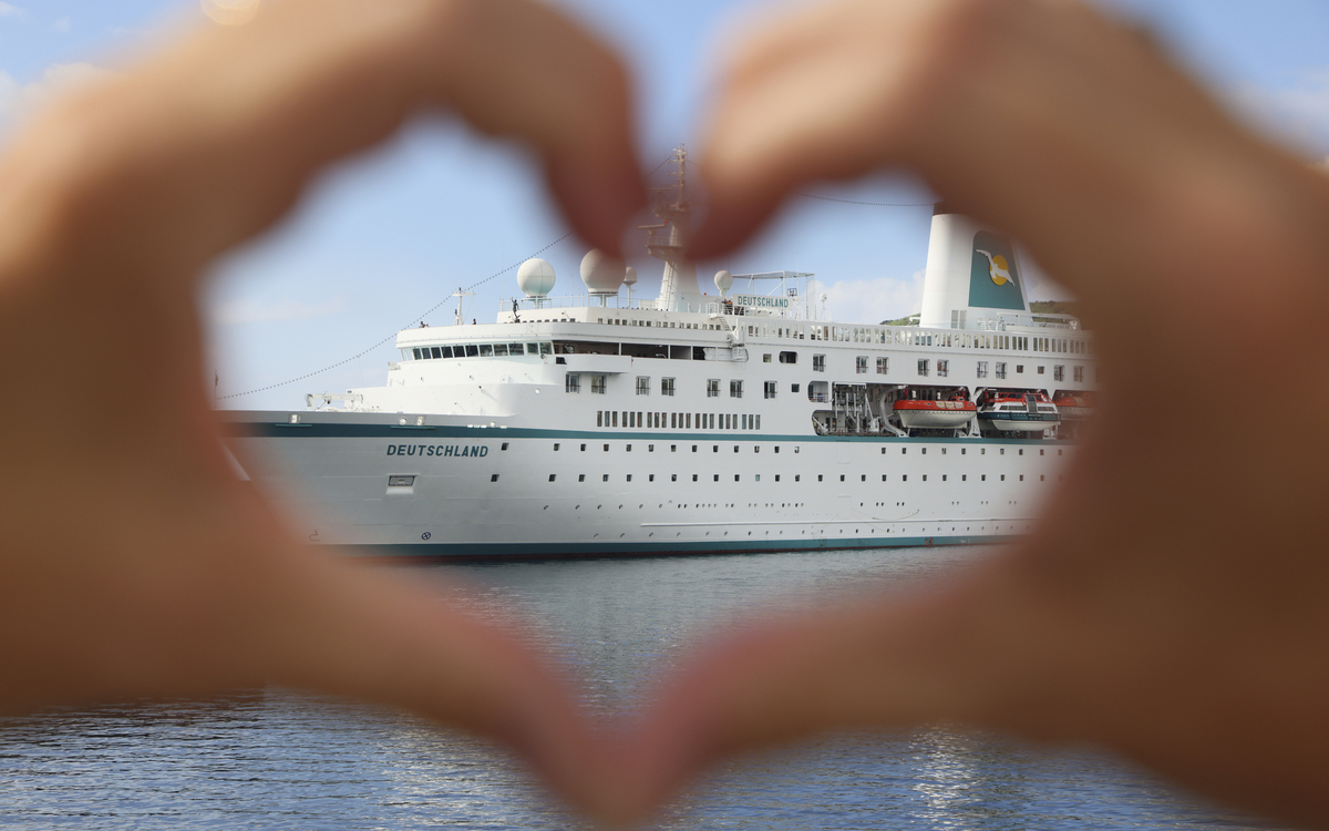 MS Deutschland in Horta