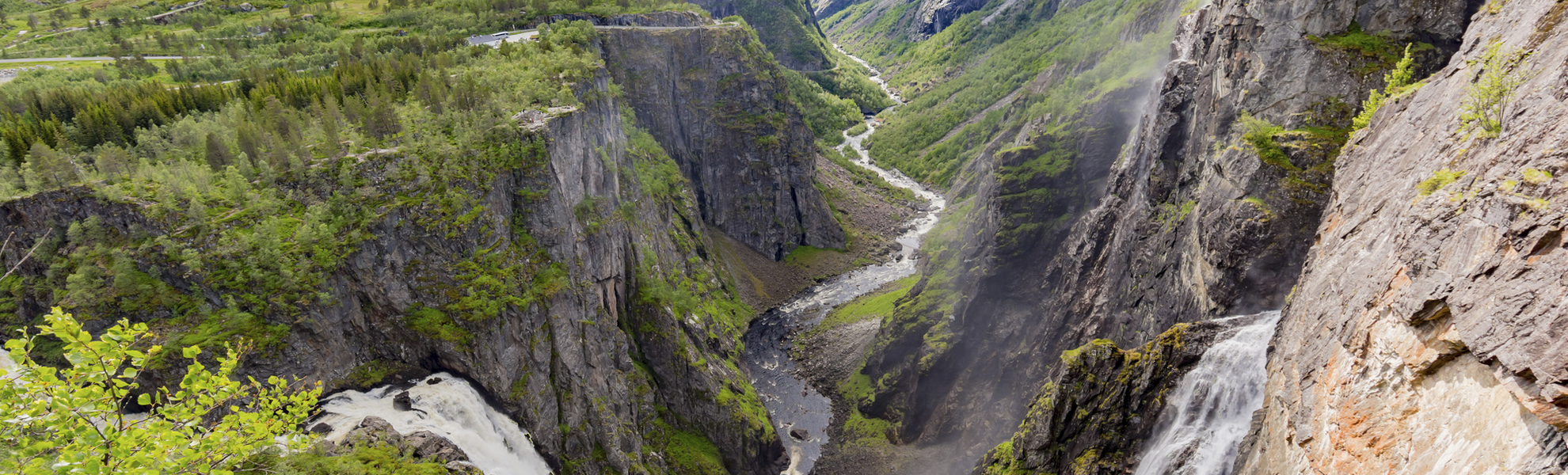 Blick auf den Wasserfall Vøringsfossen und die grüne Landschaft von Eidfjord, Norwegen