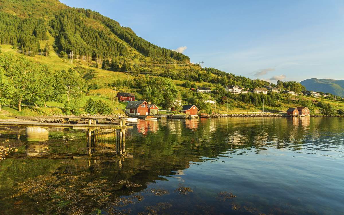 Häuser am Ufer von Rosendal, Norwegen