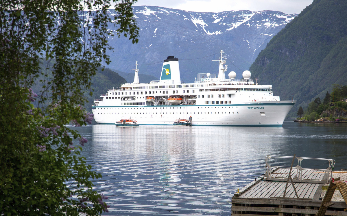 MS Deutschland in Ulvik
