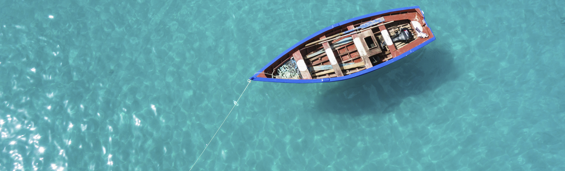 Fischerboot im türkisblauen Meer, Kapverden