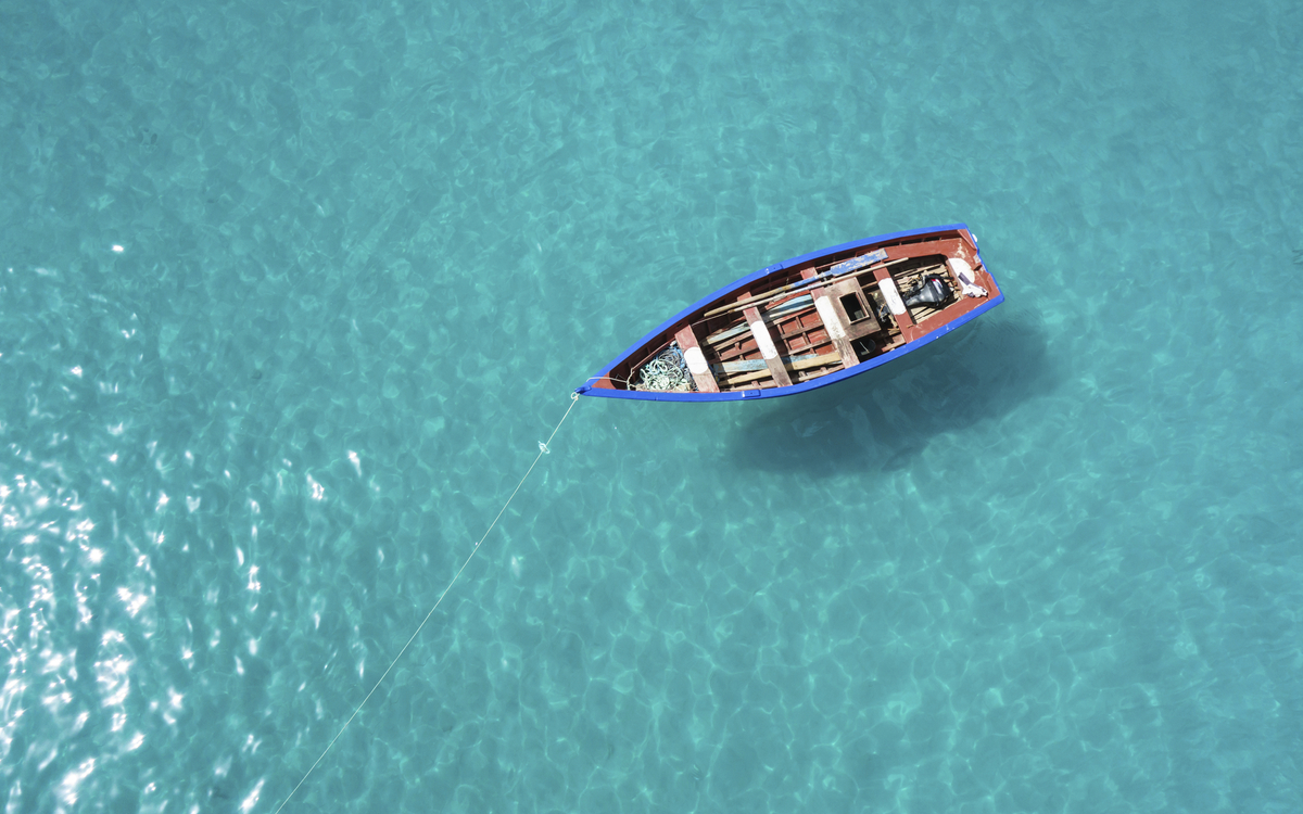 Fischerboot im türkisblauen Meer, Kapverden