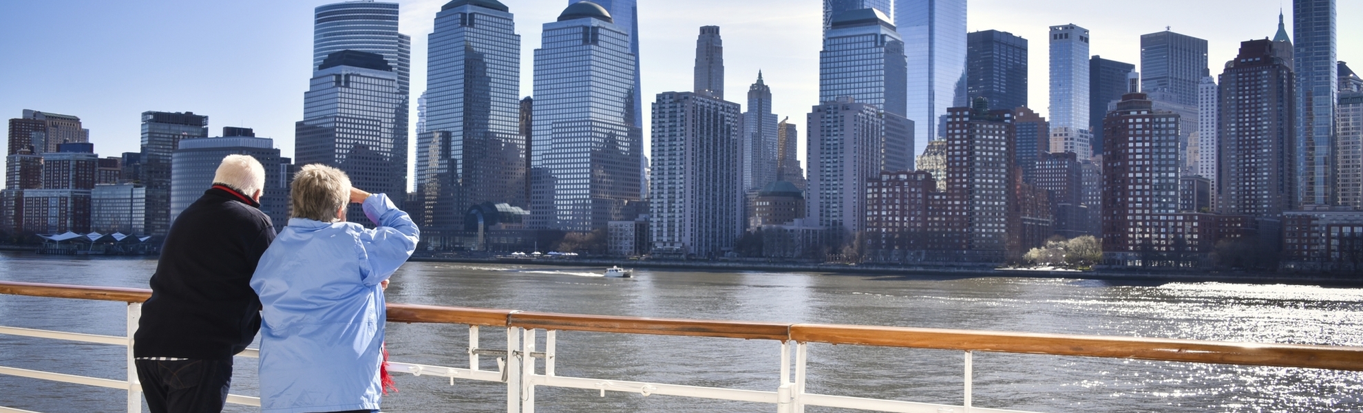 Gäste blicken auf die Skyline von Manhattan, MS Artania