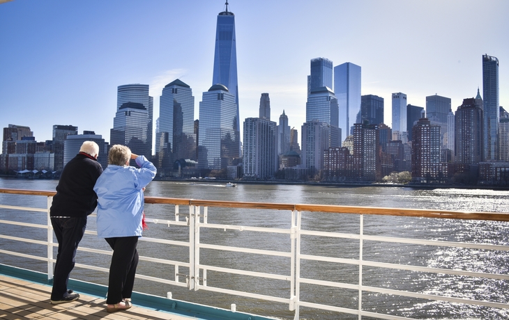Gäste blicken auf die Skyline von Manhattan, MS Artania