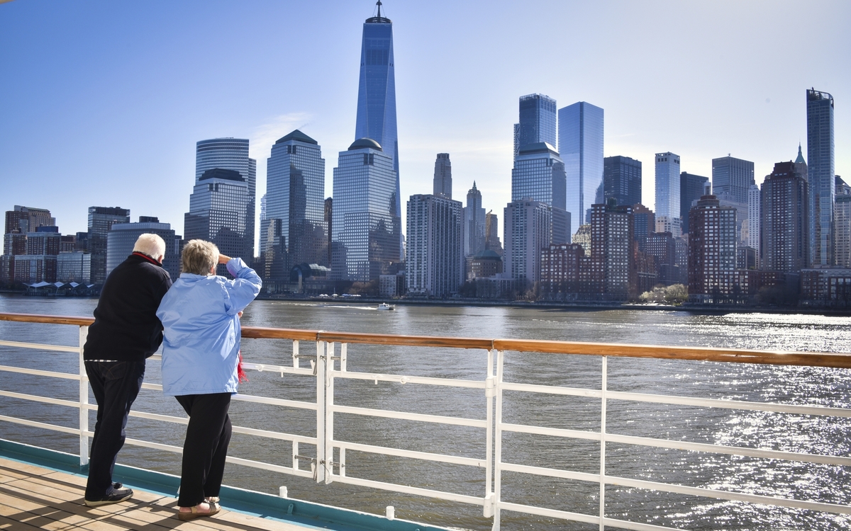 Gäste blicken auf die Skyline von Manhattan, MS Artania