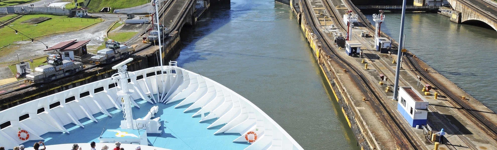MS Artania im Panamakanal