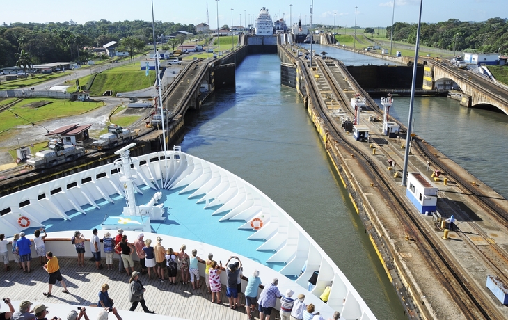 MS Artania im Panamakanal