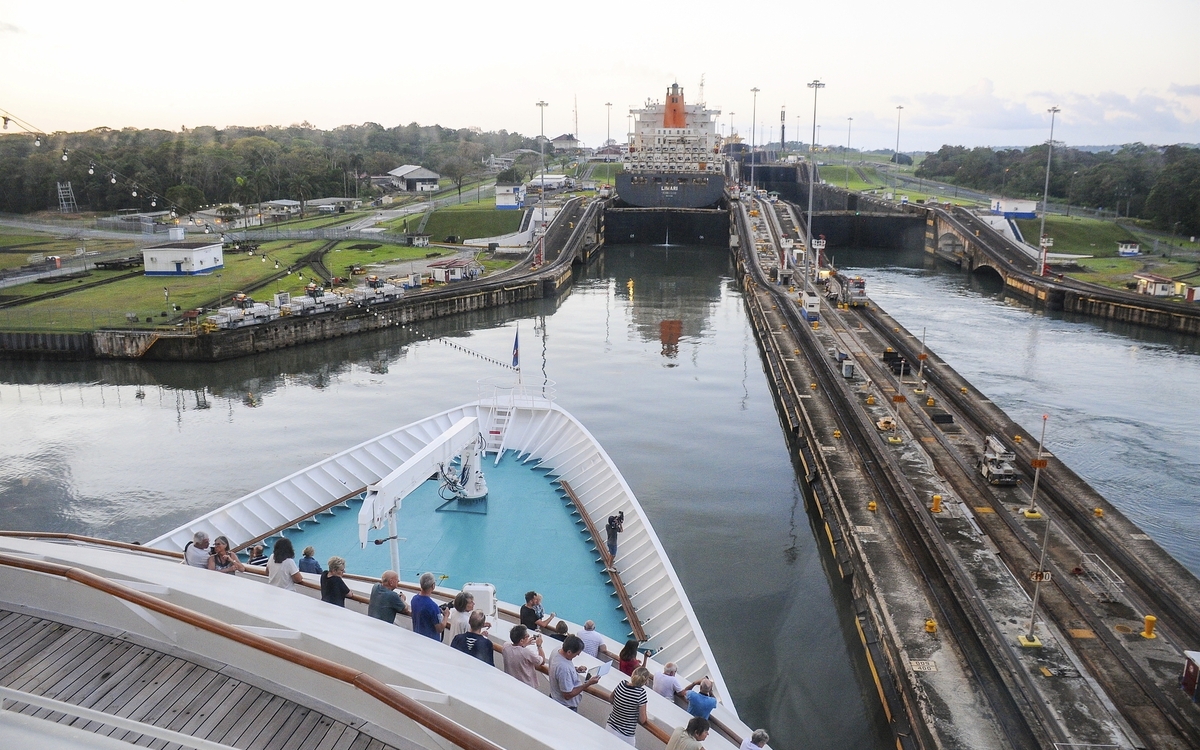 MS Amera im Panamakanal