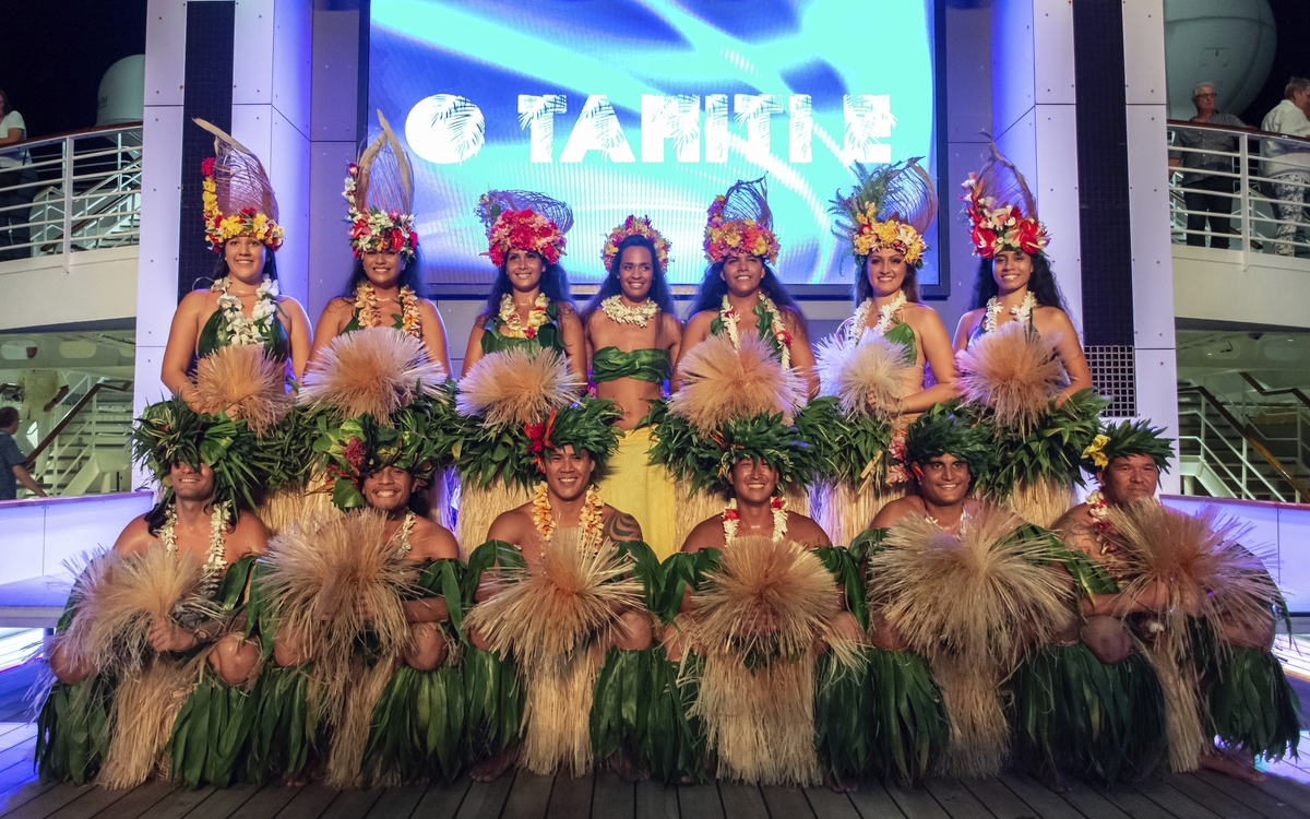 Folkloreshow an Bord von MS Amera