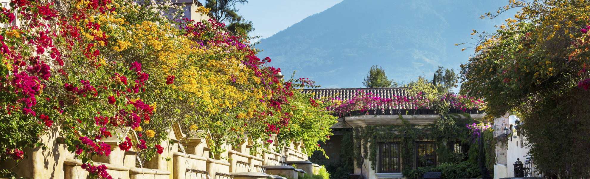 Strasse in Antigua mit Blick auf den Agua Vulkan