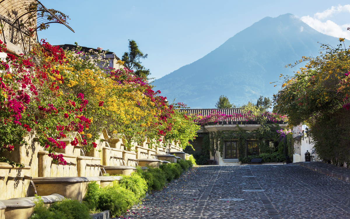 Strasse in Antigua mit Blick auf den Agua Vulkan