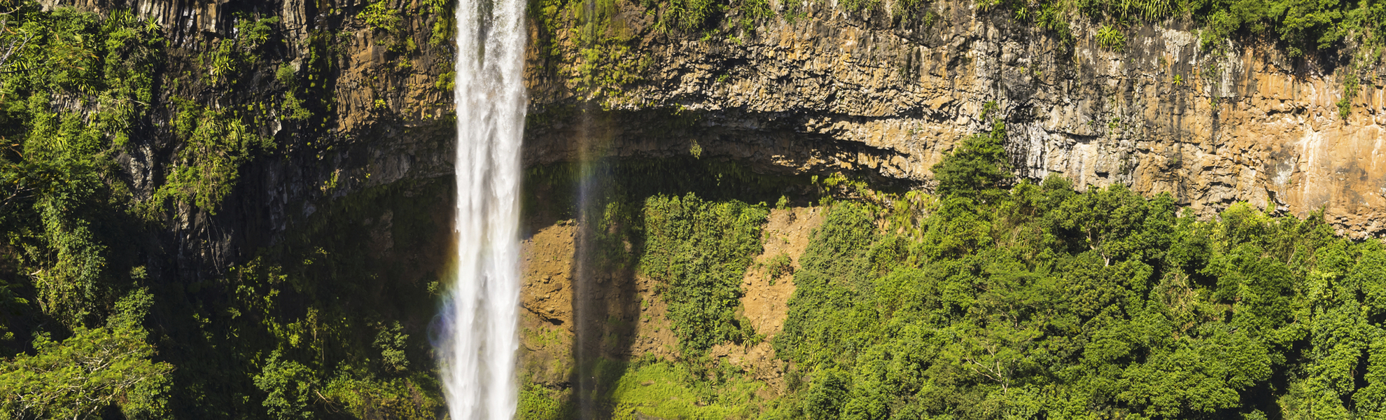 Der Charamel Wasserfall fällt knapp 100 m in die Tiefe, Madagaskar