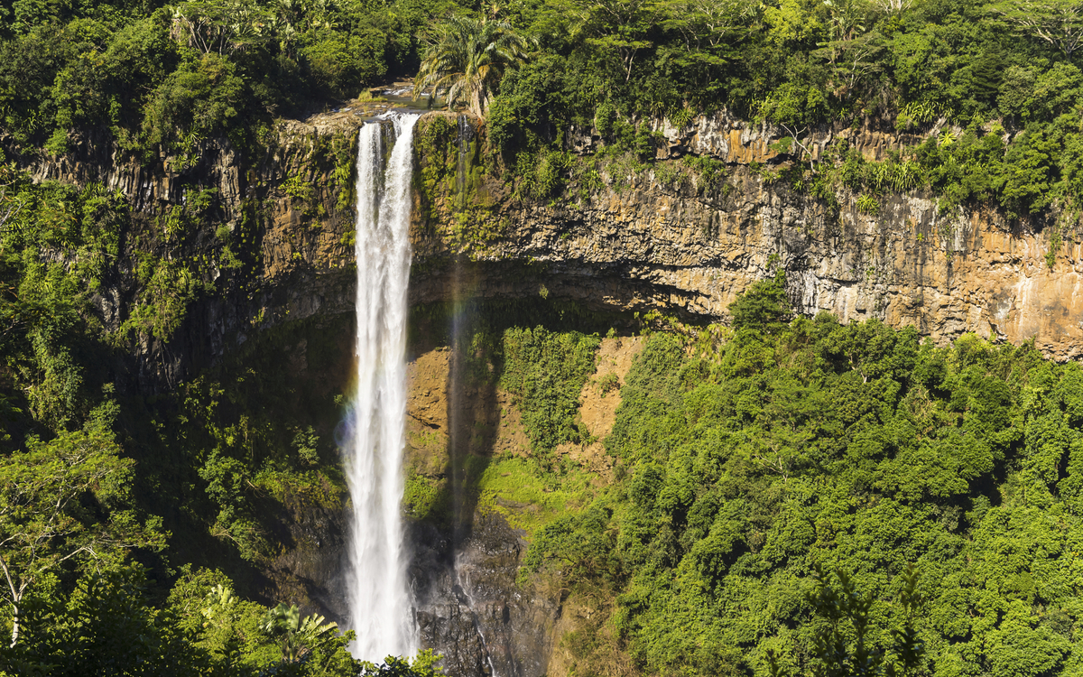 Der Charamel Wasserfall fällt knapp 100 m in die Tiefe, Madagaskar