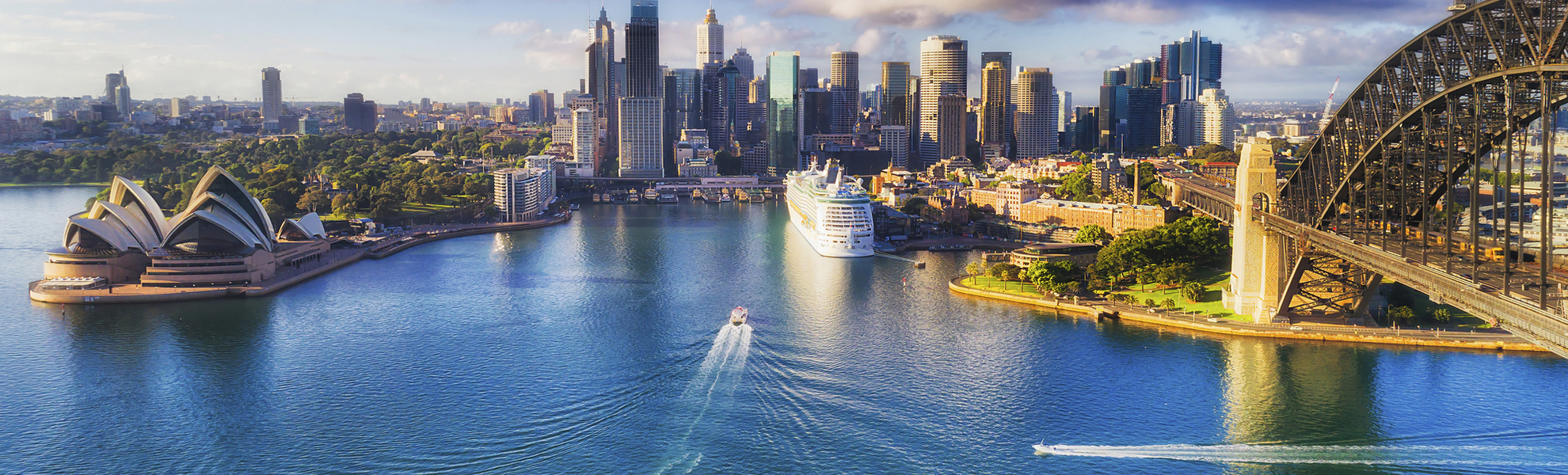 Panorama vom Hafen Sydneys mit Oper, Australien
