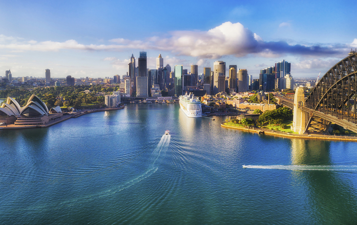 Panorama vom Hafen Sydneys mit Oper, Australien