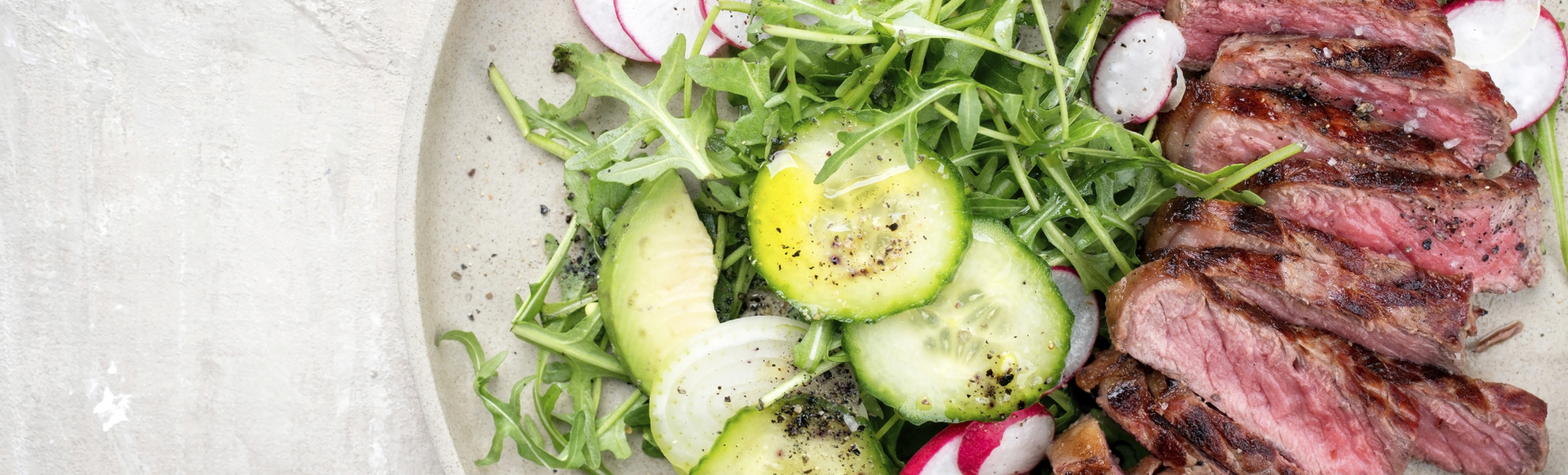 Serviertes Steak mit Salat