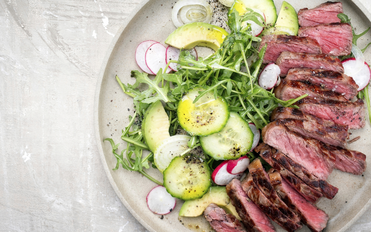 Serviertes Steak mit Salat