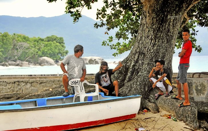 Einheimische am Ufer in Victoria auf Mahé, Seychellen