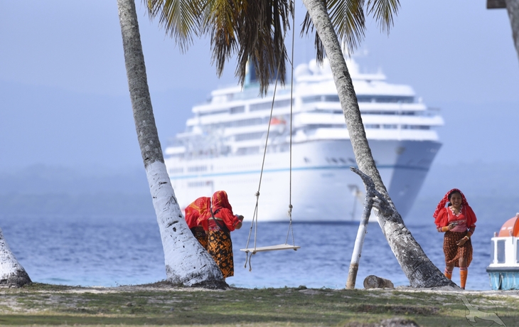 Im Hintergrund die MS Amadea