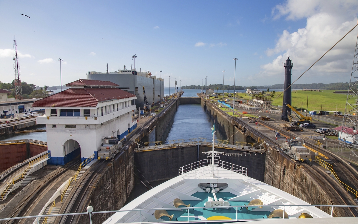 MS Amadea im Panama Kanal