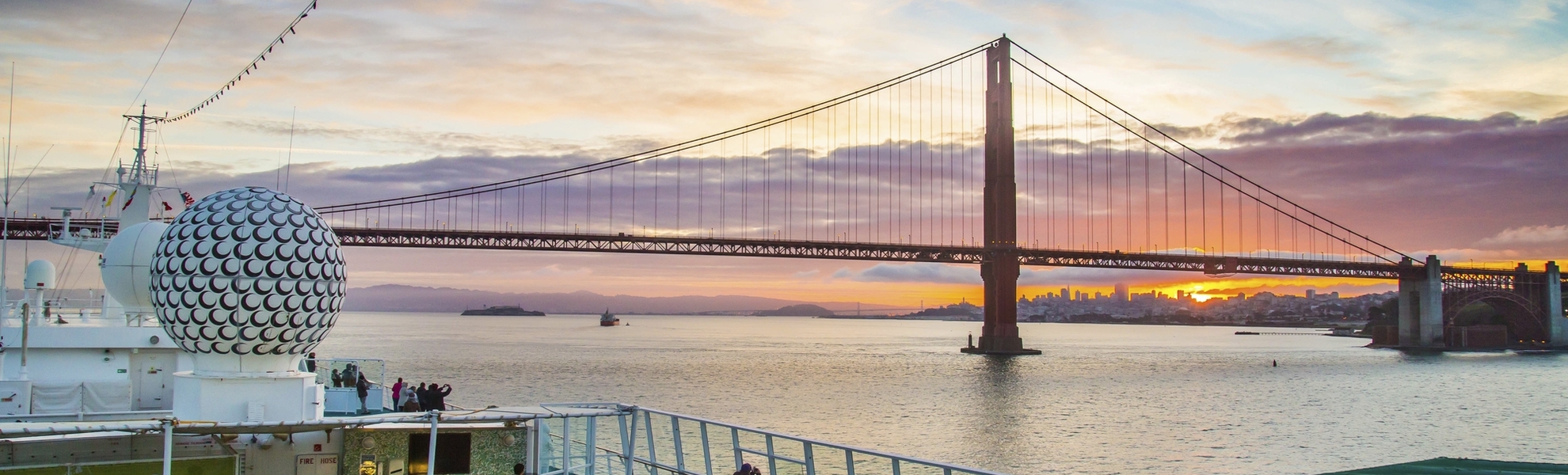 Blick vom Golfgarten auf die Golden Gate Bridge in San Francisco, USA