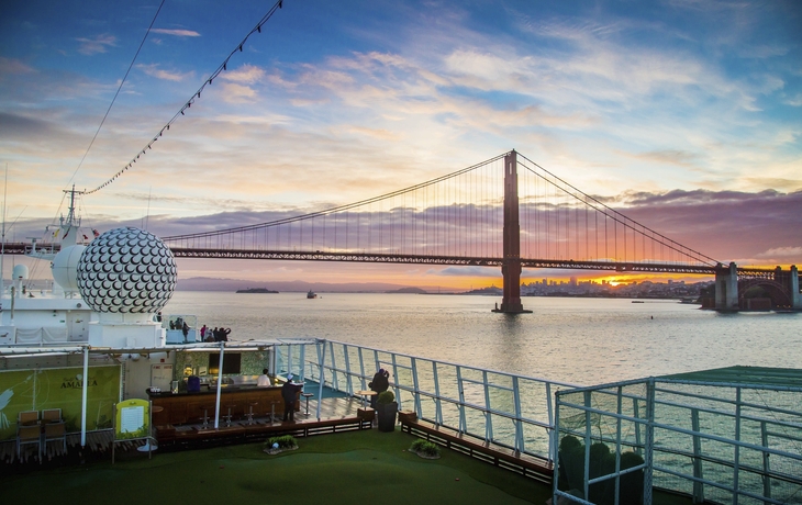 Blick vom Golfgarten auf die Golden Gate Bridge in San Francisco, USA