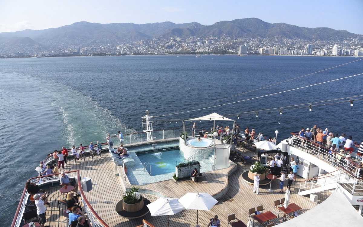 MS Amadea mit Blick auf Acapulco
