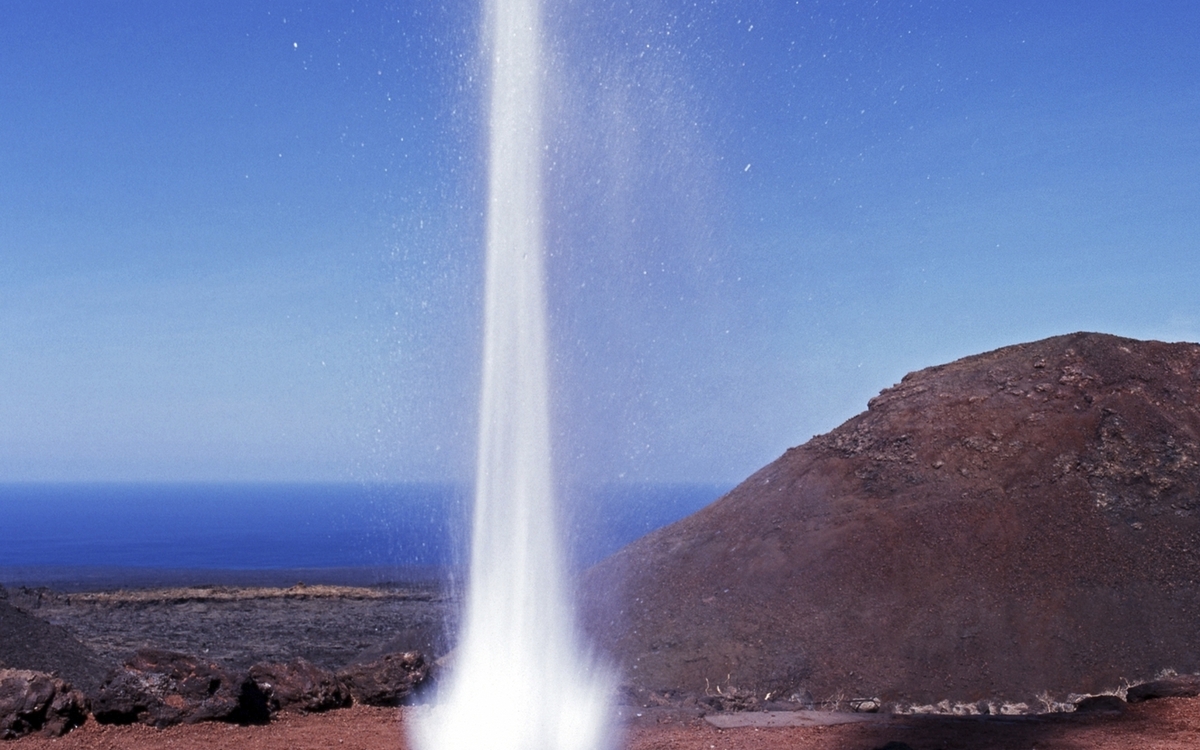 Fontäne im Timanfaya Nationalpark auf Lanzarote, Spanien
