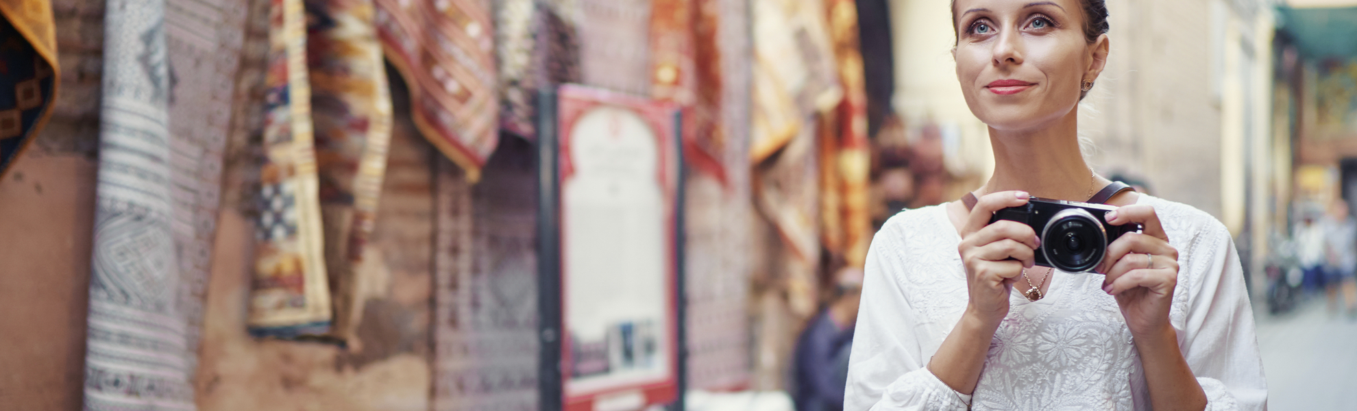 Touristin in der Altstadt von Marrakesch