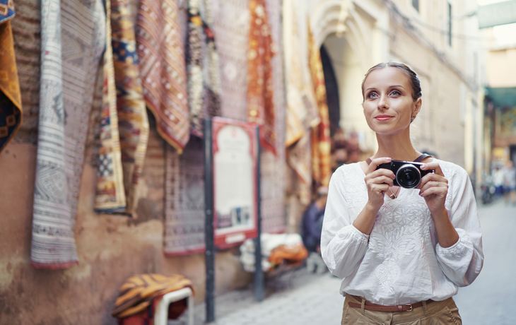 Touristin in der Altstadt von Marrakesch