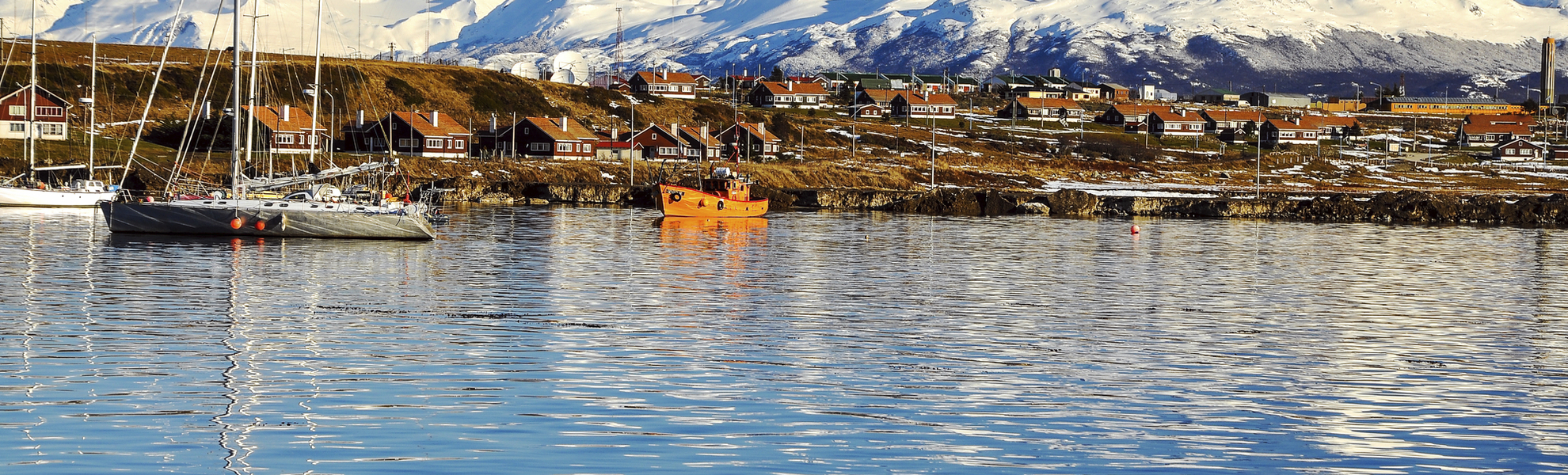 Hafen von Ushuaia vor schneebedeckten Bergen in Argentinien