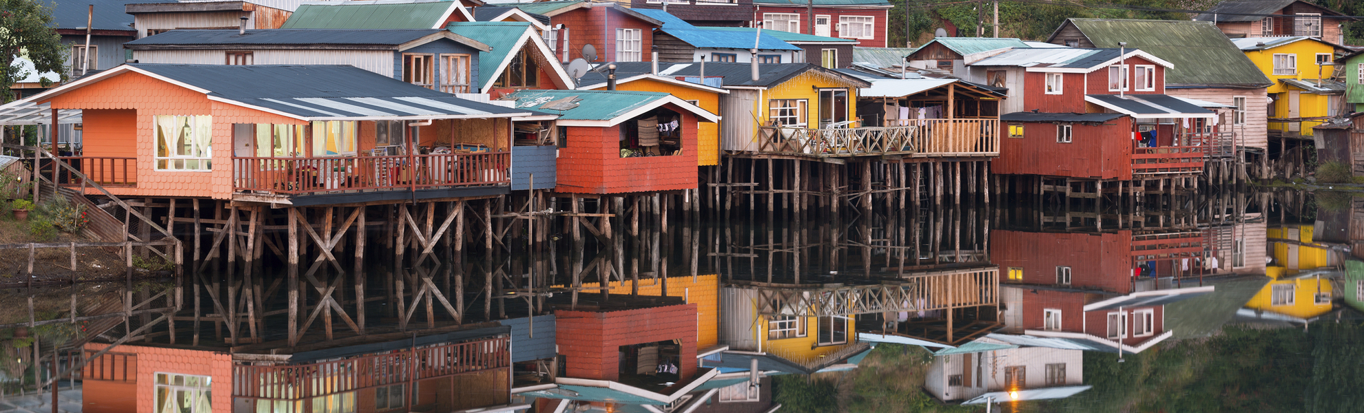 Bunte Stelzenhaeuser am Ufer von Castro, Chile