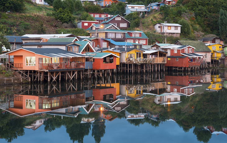 Bunte Stelzenhaeuser am Ufer von Castro, Chile